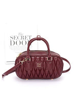 Cargar imagen en el visor de la galería, Faux Leather Quilted Top Handle Swing Bag
