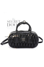 Cargar imagen en el visor de la galería, Faux Leather Quilted Top Handle Swing Bag
