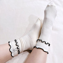 Cargar imagen en el visor de la galería, Ribbon Ripple Socks Set Of 2
