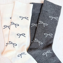Cargar imagen en el visor de la galería, Bow Minimalist Socks Set Of 2

