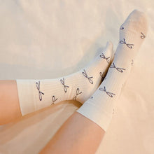 Cargar imagen en el visor de la galería, Bow Minimalist Socks Set Of 2
