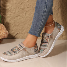 Cargar imagen en el visor de la galería, Geometric Round Toe Flat Slip-Ons
