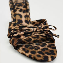 Cargar imagen en el visor de la galería, Bow Leopard Kitten Heel Sandals
