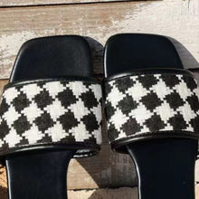 Cargar imagen en el visor de la galería, Plaid Open Toe Flat Sandals
