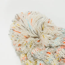 Cargar imagen en el visor de la galería, Contrast Cable-Knit Hat with Pompom
