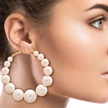 Cargar imagen en el visor de la galería, Graduated Cream Pearl Hoops
