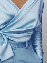 Cargar imagen en el visor de la galería, Surplice Long Sleeve Blouse

