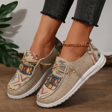 Cargar imagen en el visor de la galería, Geometric Round Toe Flat Slip-Ons
