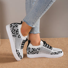 Cargar imagen en el visor de la galería, Lace-Up Leopard Flat Sneakers

