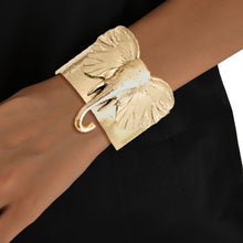 Cargar imagen en el visor de la galería, Burnished Gold Elephant Head Cuff
