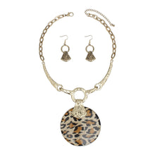 Cargar imagen en el visor de la galería, Pendant Earthy Tribal Leopard Print Disc Necklace
