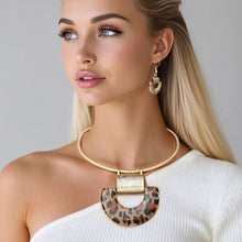 Cargar imagen en el visor de la galería, Pendant Geo Leopard Print Rigid Collar Necklace
