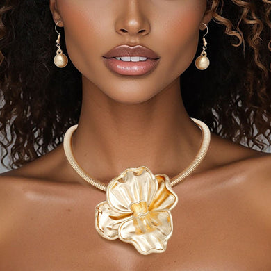 Collar Matte Gold Sculpted Petal Flower Necklace