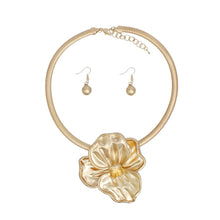 Cargar imagen en el visor de la galería, Collar Matte Gold Sculpted Petal Flower Necklace

