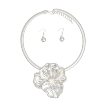 Cargar imagen en el visor de la galería, Collar Matte Silver Sculpted Petal Flower Necklace
