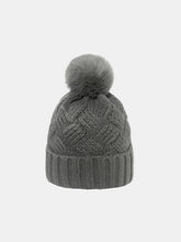Cargar imagen en el visor de la galería, Roll Rim Cable-Knit Hat
