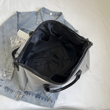 Cargar imagen en el visor de la galería, PU Leather Oversize Travel Bag
