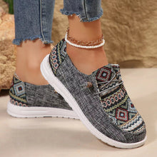 Cargar imagen en el visor de la galería, Geometric Round Toe Flat Slip-Ons

