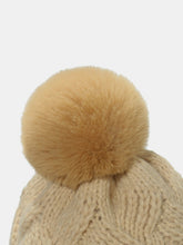Cargar imagen en el visor de la galería, Roll Rim Cable-Knit Hat
