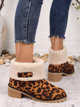 Cargar imagen en el visor de la galería, Leopard Block Heel Fuzzy Boots
