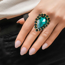 Cargar imagen en el visor de la galería, Green Teardrop Cocktail Ring
