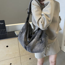 Cargar imagen en el visor de la galería, Adjustable Strap Denim Tote Bag
