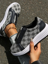 Cargar imagen en el visor de la galería, Floral Round Toe Sneakers with Zip
