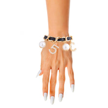 Cargar imagen en el visor de la galería, Black Gold Chain Pearl Bracelet
