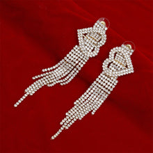 Cargar imagen en el visor de la galería, Tassel Long Gold Glam Heart Buckle Fringe Earrings
