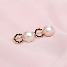 Cargar imagen en el visor de la galería, Brooch Iconic Gold Black Pave and Pearl Coco Pin
