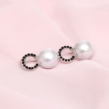 Cargar imagen en el visor de la galería, Brooch Iconic Silver Black Pave and Pearl Coco Pin
