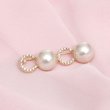 Cargar imagen en el visor de la galería, Brooch Iconic Gold Pave and Cream Pearl Coco Pin
