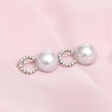 Cargar imagen en el visor de la galería, Brooch Iconic Silver Pave and White Pearl Coco Pin
