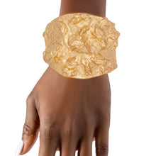 Cargar imagen en el visor de la galería, Cuff Chunky Raw Matte Gold Pearl Band Bracelet
