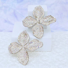 Cargar imagen en el visor de la galería, Stud Brilliant Aurbo Dimensional Flower Earrings
