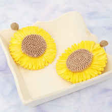 Cargar imagen en el visor de la galería, Drop XL Playful Yellow Raffia Sunflower Earrings
