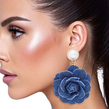 Cargar imagen en el visor de la galería, Drop Denim Dimensional Flower Pearl Earrings
