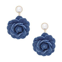 Cargar imagen en el visor de la galería, Drop Denim Dimensional Flower Pearl Earrings
