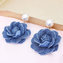 Cargar imagen en el visor de la galería, Drop Denim Dimensional Flower Pearl Earrings
