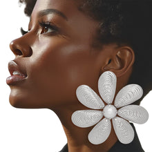 Cargar imagen en el visor de la galería, Stud Oversized Floral Shell Silver Petal Earrings
