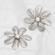 Cargar imagen en el visor de la galería, Stud Oversized Floral Shell Silver Petal Earrings

