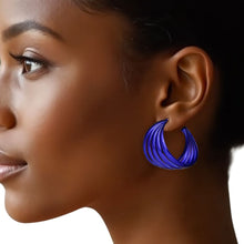 Cargar imagen en el visor de la galería, Hoop Dark Purple Wide Stacked Metal Earrings
