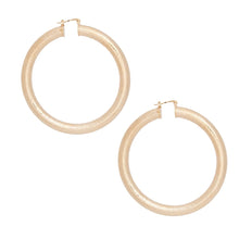 Cargar imagen en el visor de la galería, Hoop High Shine Gold Sandblasted Thick Earrings
