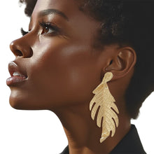 Cargar imagen en el visor de la galería, Stud Elongated Gold Twisted Leaf Organic Earrings
