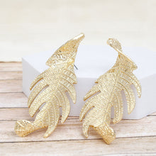 Cargar imagen en el visor de la galería, Stud Elongated Gold Twisted Leaf Organic Earrings
