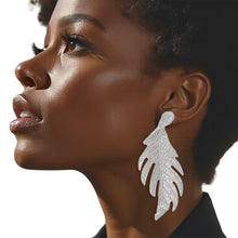 Cargar imagen en el visor de la galería, Stud Elongated Silver Twisted Leaf Organic Earrings
