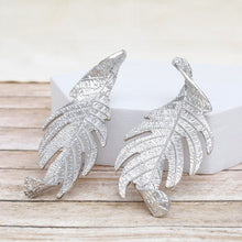Cargar imagen en el visor de la galería, Stud Elongated Silver Twisted Leaf Organic Earrings
