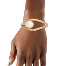Cargar imagen en el visor de la galería, Cuff Teardrop Cream Pearl Gold Hinge Bracelet
