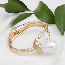 Cargar imagen en el visor de la galería, Cuff Teardrop Cream Pearl Gold Hinge Bracelet

