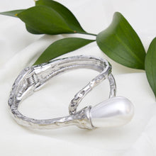 Cargar imagen en el visor de la galería, Cuff Teardrop White Pearl Silver Hinge Bracelet
